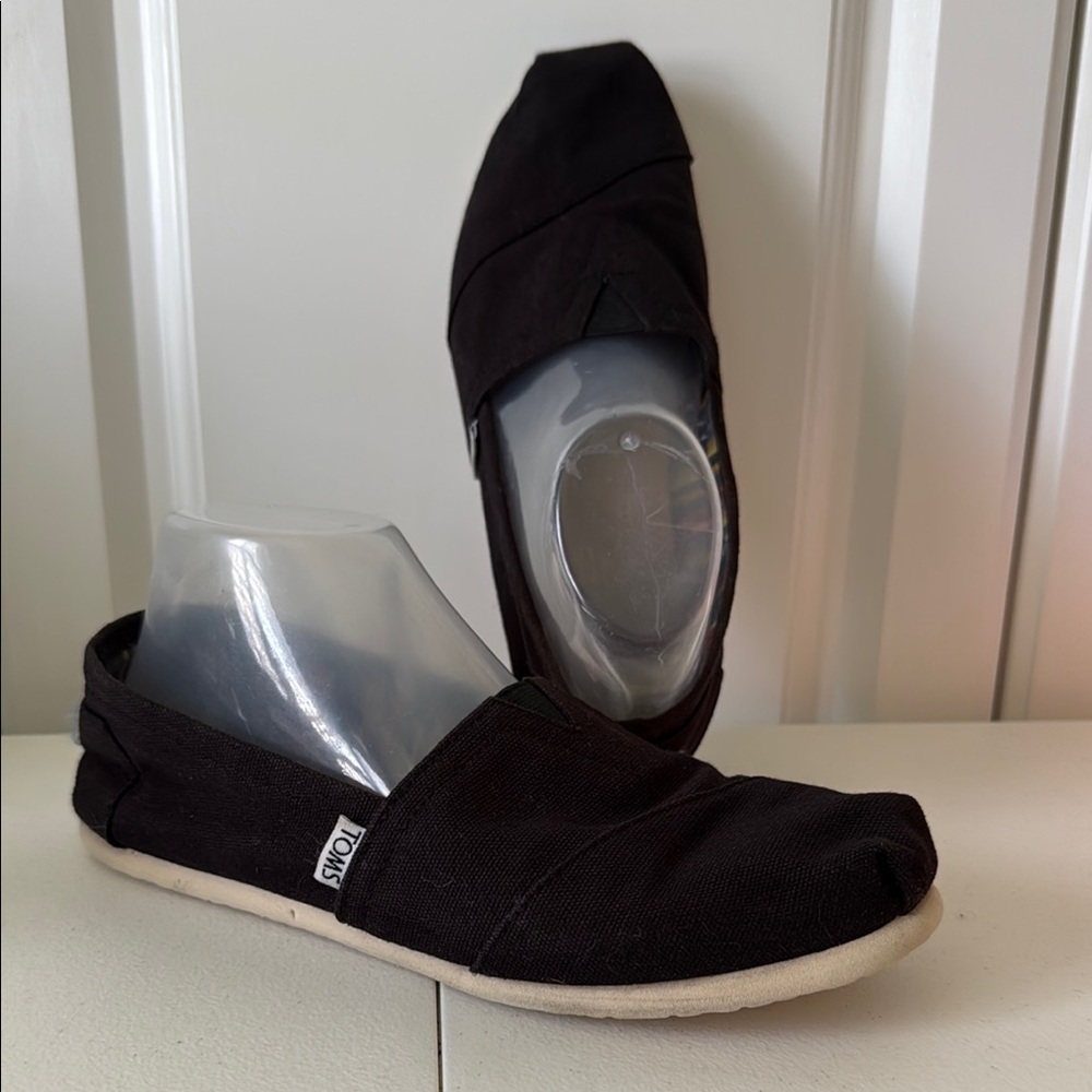 *TOMS BLACK SLIP-ON FLATS (sz 8.5)